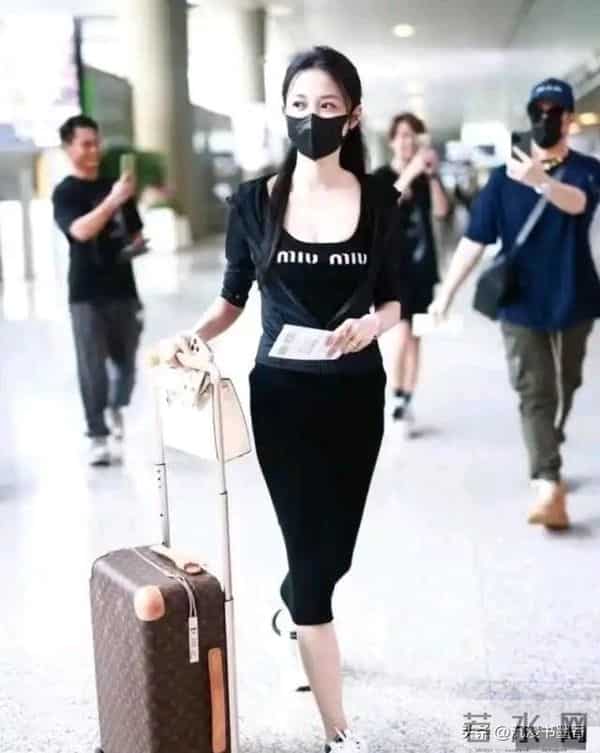 潘玮柏机场大秀老婆好身材!前凸后翘腿子长!颜值更是在线