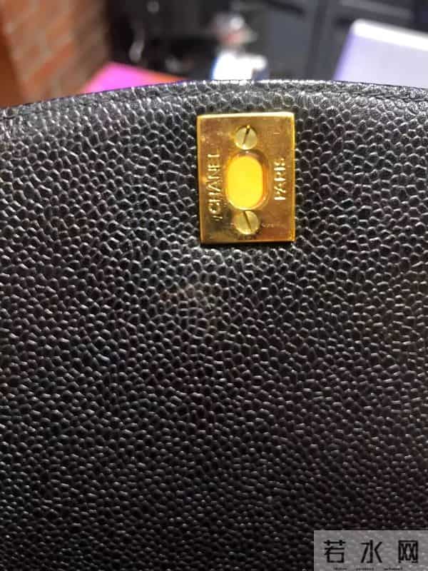 杨紫穿20年前的衣服出席活动，细心看还有污渍和虫洞…