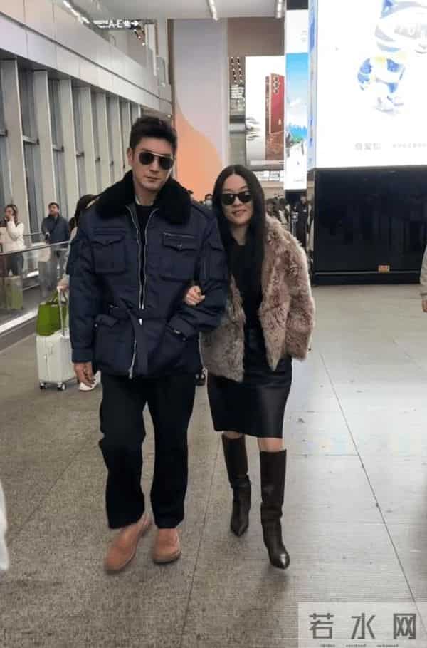 杜江霍思燕挽手走机场!夫妻俩感情甜蜜又恩爱