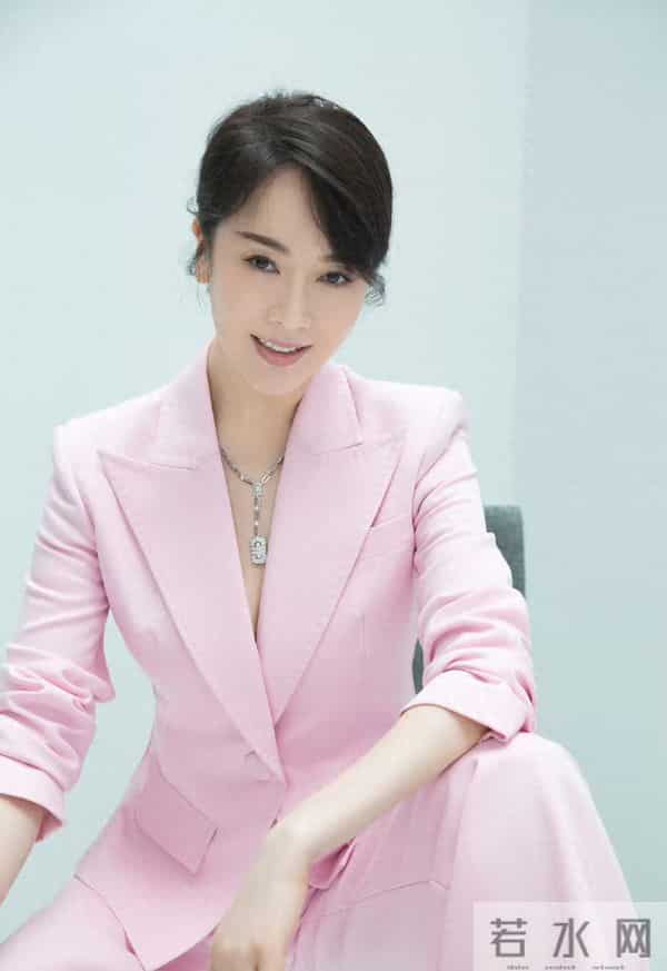 左小青粉西装+小露肤,白得发光的肌肤,气质又高级又有点小性感