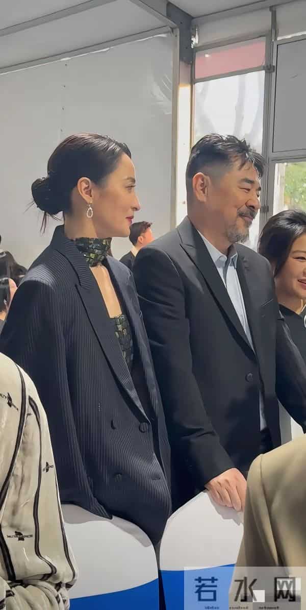 50岁蒋勤勤陪陈建斌现身金鸡：这气质 谁看了不说句“姐姐杀疯了”