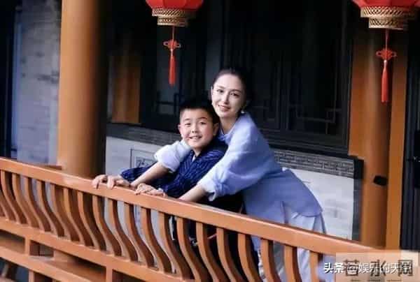 佟丽娅9岁儿子颜值曝光,五官不像陈思诚,一看长大了就是个帅哥