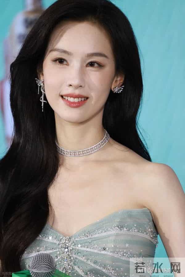 陈都灵出席活动,身穿抹胸礼服裙优雅清纯