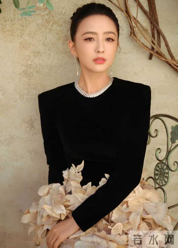 佟丽娅大长腿黑色尖头细高跟鞋