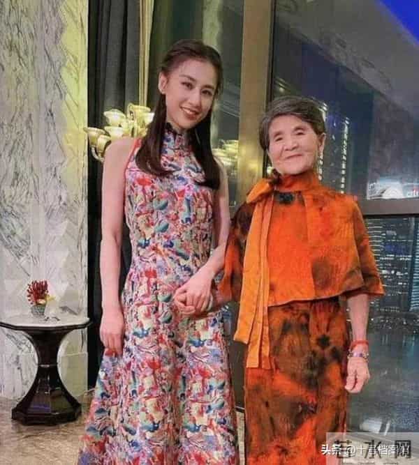 不装了！杨子黄圣依离婚后，男方妈妈另一面曝光，走上了向太老路