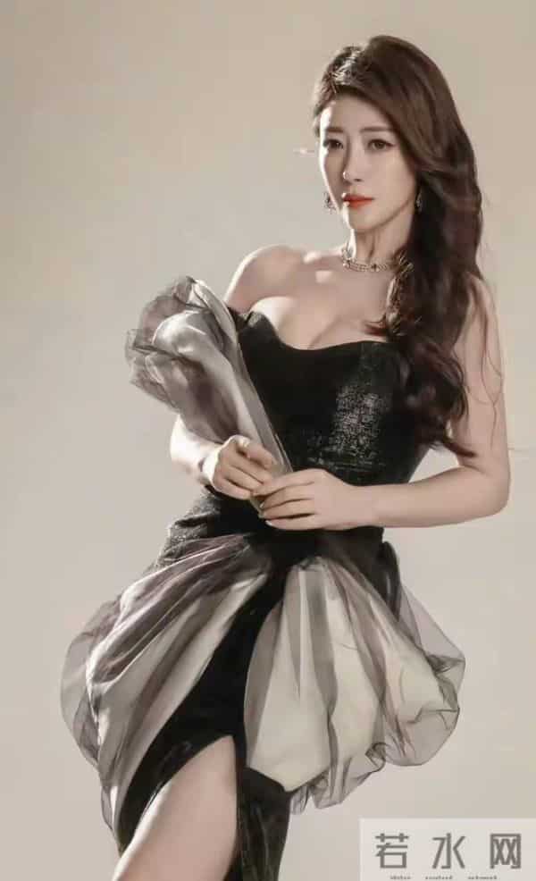 黑裙怎么穿才美？陈紫函教你看尽万种性感