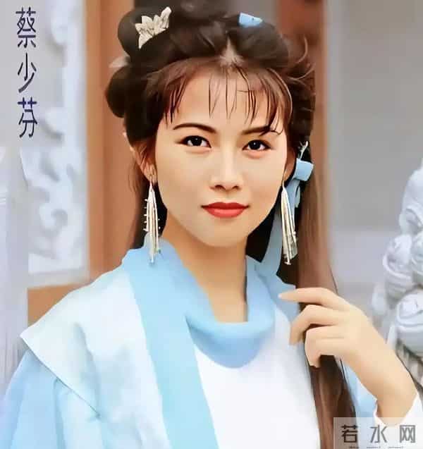 香港街头偶遇52岁蔡少芬，本人很瘦不年轻，染一头红发老气横秋