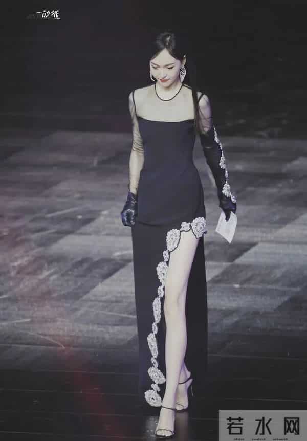 唐嫣红唇 黑长裙高开叉，腿好长好白啊！