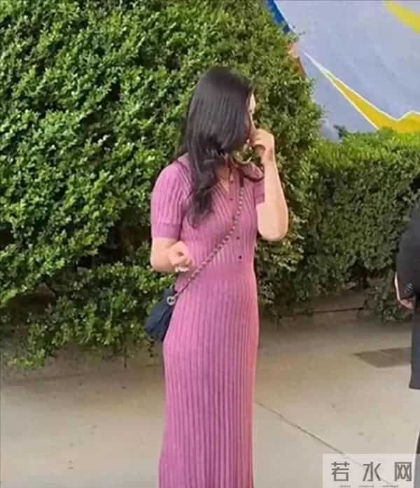 朱珠虽然40岁了身体已经发福,但还是能看出素颜真的挺耐看的