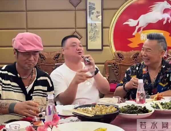 61岁孙兴离婚后首露面！与吴毅将吃13道硬菜喝茅台，苍老憔悴