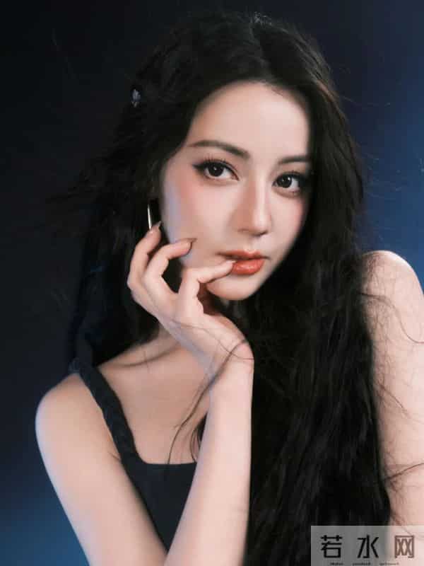 迪丽热巴｜黑裙甜酷风杀疯了！粉钻弓箭造型又美又飒