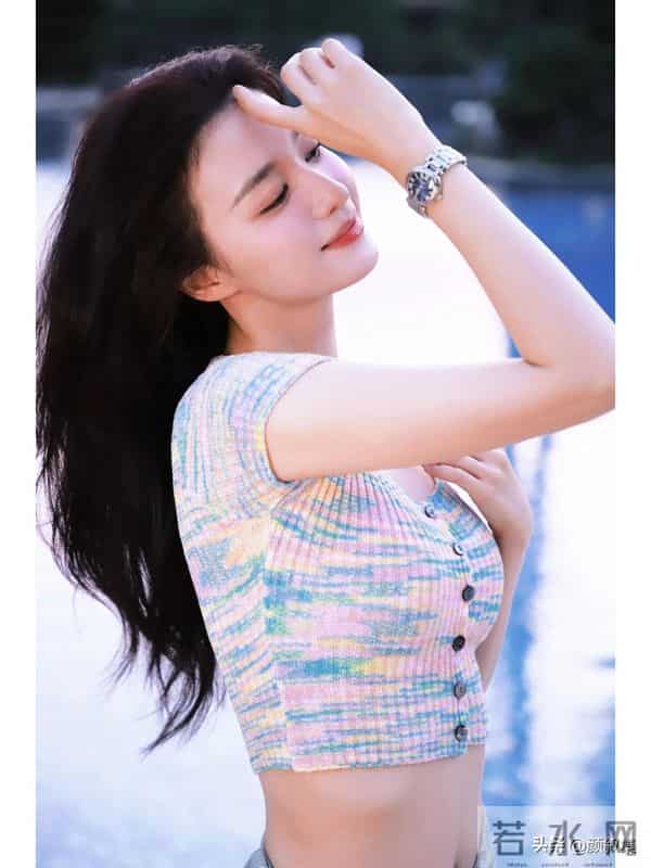 王楚然这组夏日随拍，美到想直接存图当壁纸！