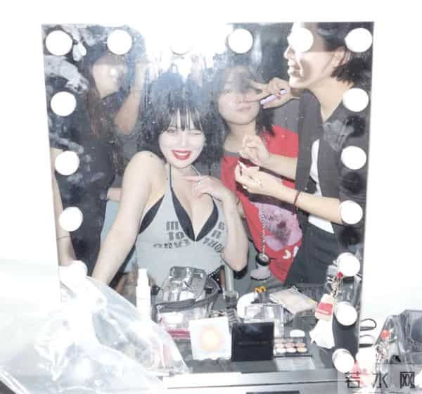 知名性感女星舞台晕倒!得“无法根治之病”,每月晕12次无知觉