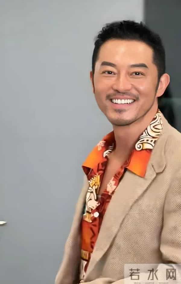 不装了，“逼婚”胡可、争议不断的沙溢，如今终于遭到“反噬”