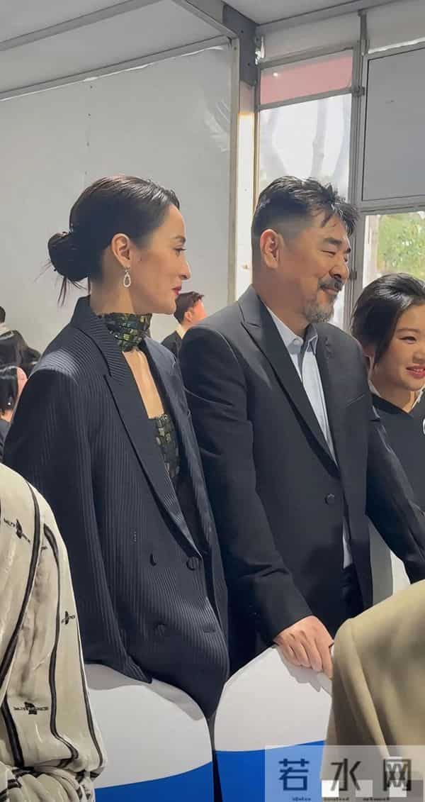 50岁蒋勤勤陪陈建斌现身金鸡：这气质 谁看了不说句“姐姐杀疯了”