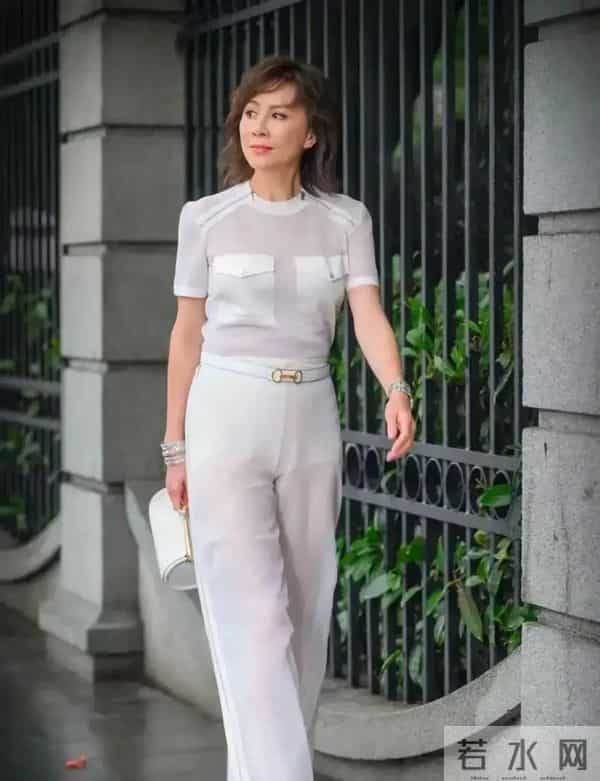 59岁刘嘉玲穿着透明，若隐若现，引发网友热议，气质优雅显年轻。