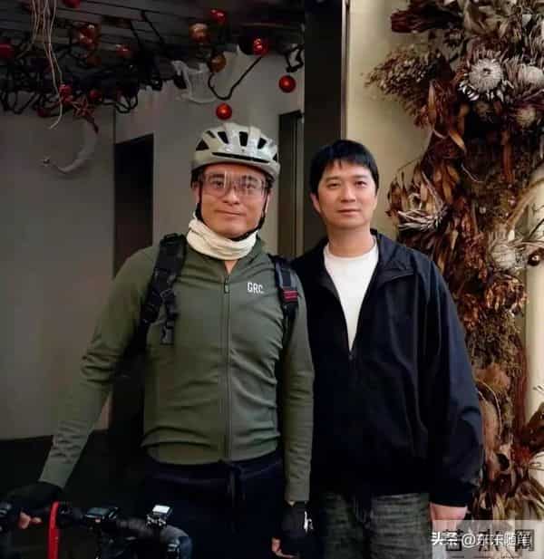 49岁陈龙在上海骑车被偶遇，他的打扮一言难尽，身材胖了不少。