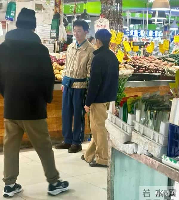 40岁黄轩现身北京菜市场买菜，腰间系着腰包，打扮朴素叔味好重！