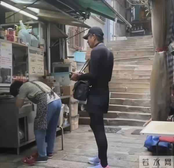 69岁周润发“逆生长”，白发染黑梦回《上海滩》，逆袭成冻龄男神