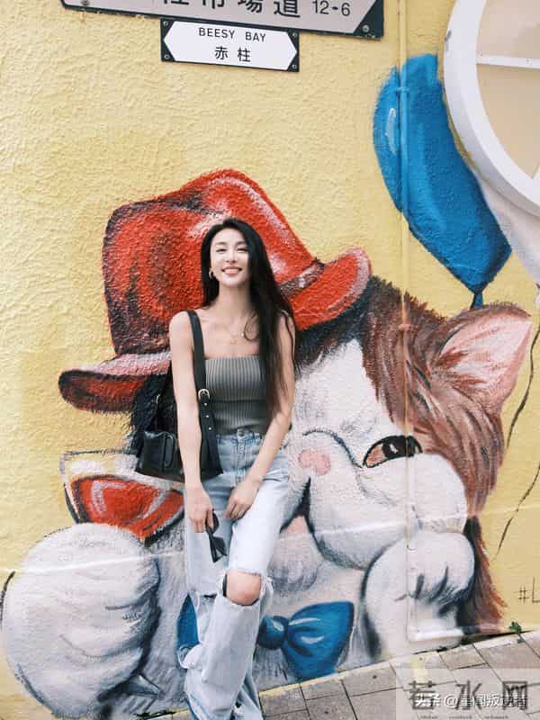 我的天,人间尤物贾青秋日吊带背心牛仔,是青春穿搭的模样