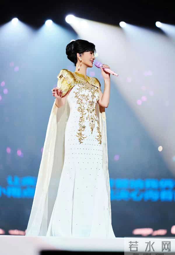 72岁赵雅芝又是架子鼓又是扫腿舞,这状态活力也太好了吧!