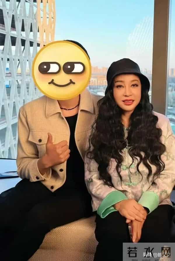 刘晓庆这是吃了防腐剂了吗？新中式大波浪状态真好