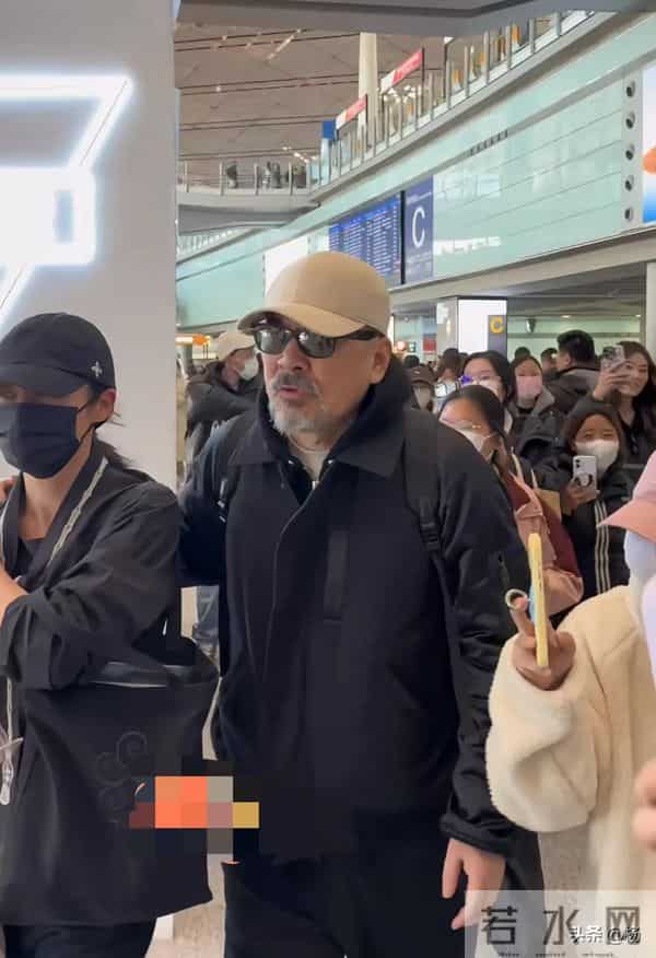 机场偶遇李建斌夫妇，胡子花白全程搂妻子肩，蒋勤勤身材窈窕依旧