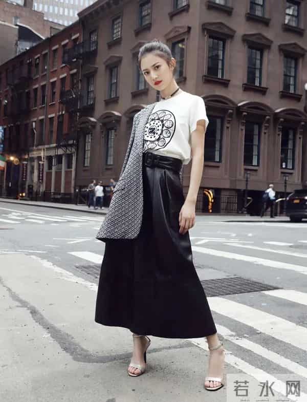 光着小腿丫子的陈钰琪 太美丽动人了。