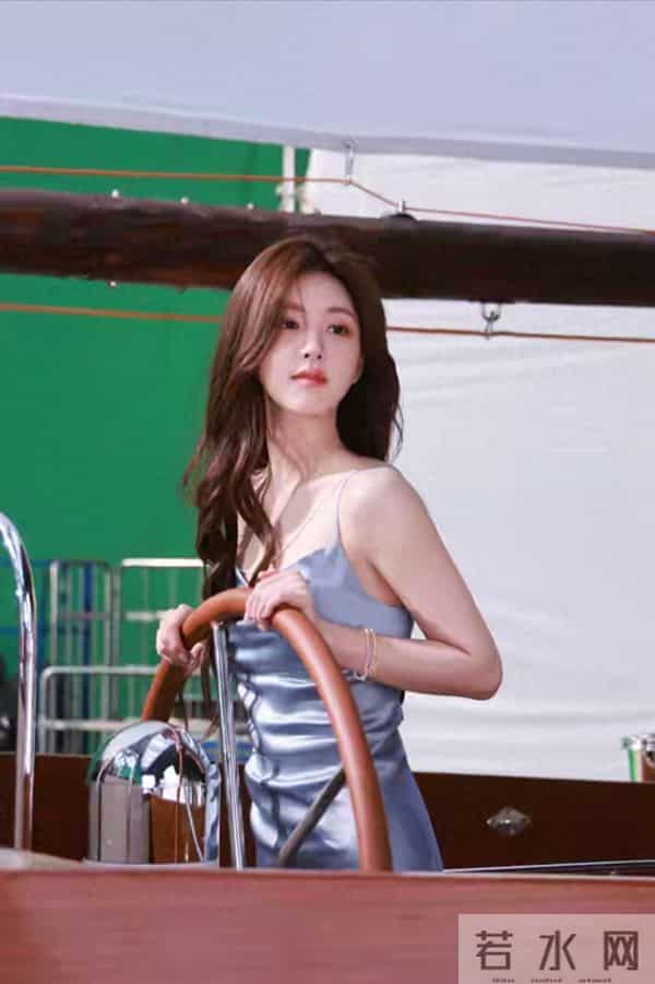 赵露思，蓝色吊带裙，清新甜美可爱，氛围感十足！