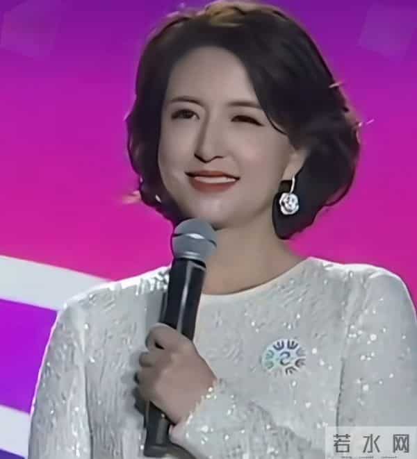 张蕾谈人生感悟，亮裙短发气质优雅美得好高级