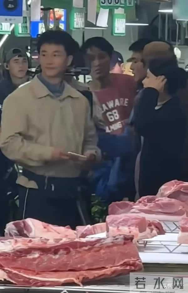 40岁黄轩现身北京菜市场买菜，腰间系着腰包，打扮朴素叔味好重！