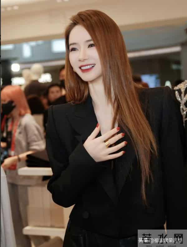 戚薇线下活动生图，黑西装长靴演绎女总裁穿搭