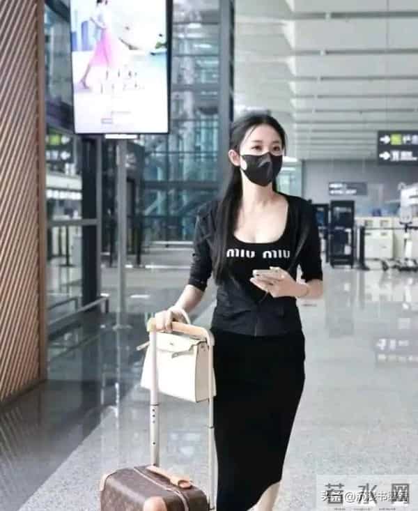 潘玮柏机场大秀老婆好身材!前凸后翘腿子长!颜值更是在线