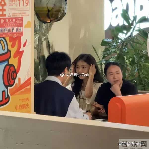 邓家佳在重庆吃烤鱼被偶遇，小姨妈气质绝了 脸小精致 美得恰到好处