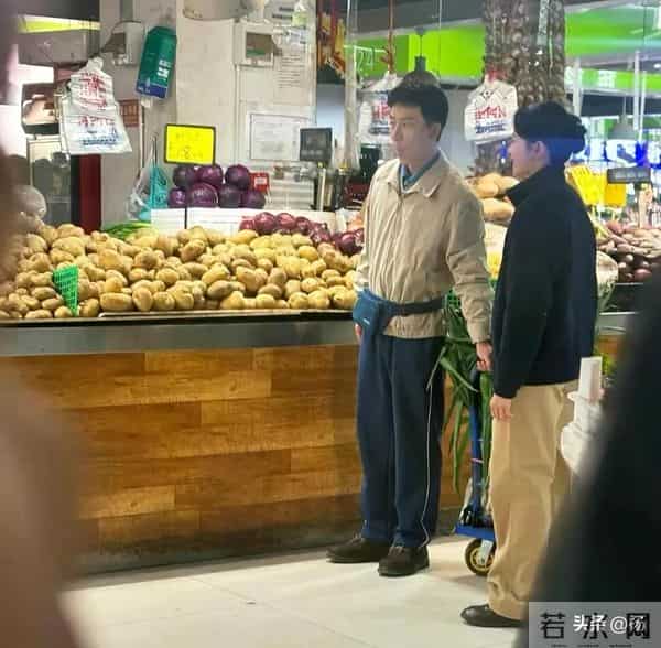 40岁黄轩现身北京菜市场买菜，腰间系着腰包，打扮朴素叔味好重！