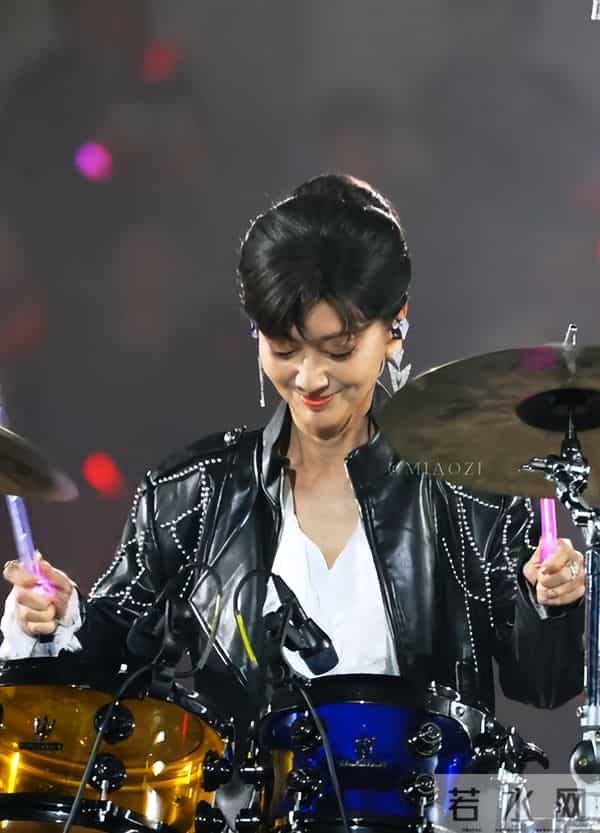 72岁赵雅芝太拼!穿高开叉裙跳“擦边”舞,累到大喘气还敲架子鼓