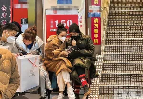 左小青撸串太接地气!穿大衣露脚踝时髦减龄,48岁嫩得像个小姑娘