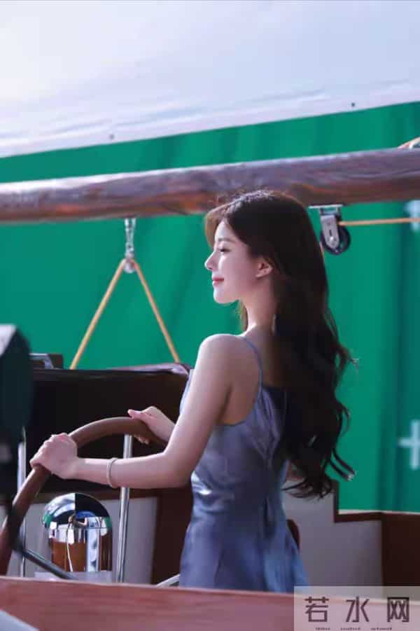 赵露思，蓝色吊带裙，清新甜美可爱，氛围感十足！