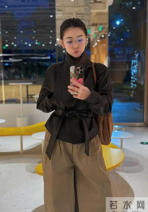 40岁李小萌晒精修美照！皮肤水灵有少女感，开豪车却被嘲无富婆相