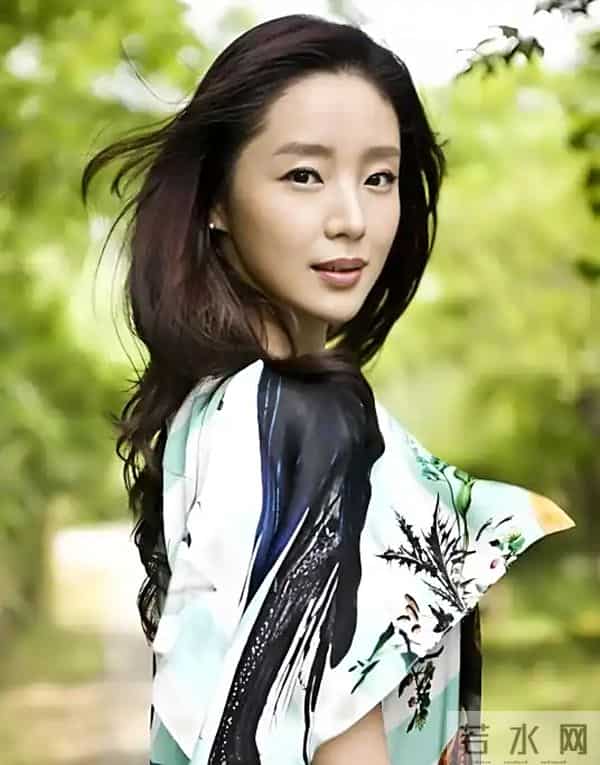 曾被张艺谋力捧,火后与富豪卷款61亿逃亡国外,现在的她过得如何