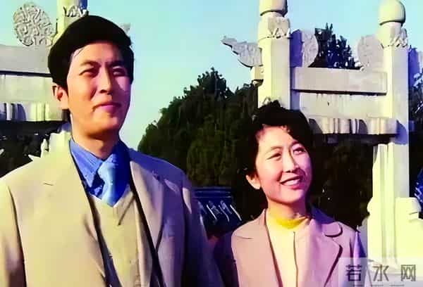 母亲除夕夜抛下她，父亲唐国强闪婚不养她，如今42岁唐莉活成这样