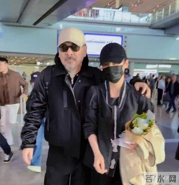 杜江霍思燕机场被偶遇，二人气场强大，霍思燕挽着杜江胳膊好甜蜜