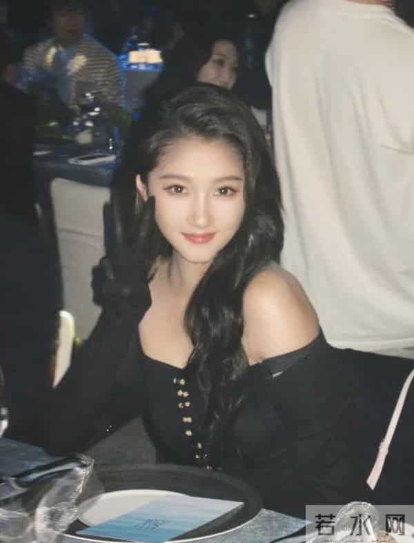 娱乐圈满族美女图鉴：每一位都貌美如花，谁最令你意想不到？