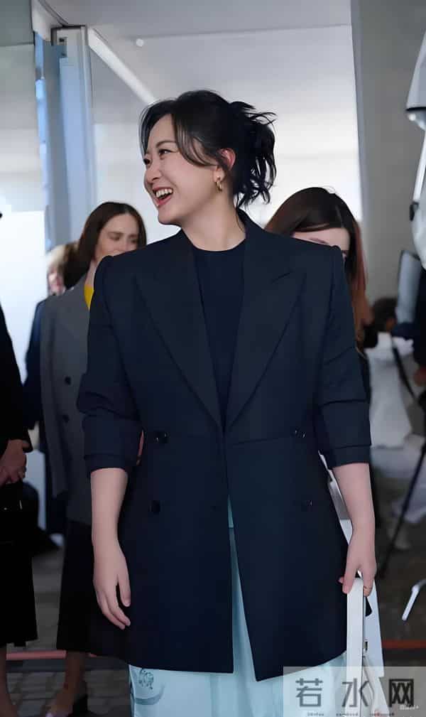 贾玲米兰时装周美图曝光。说实话，我还是不太适应她瘦了