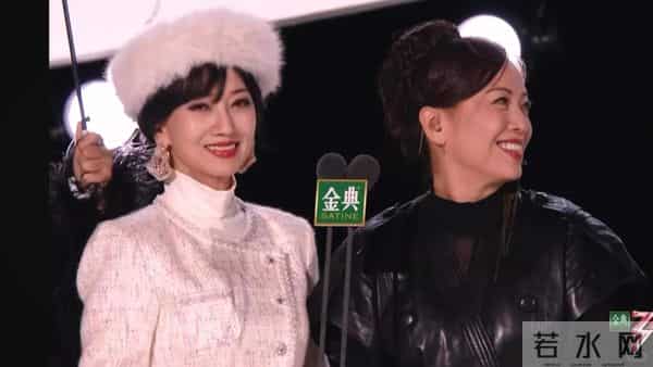 72岁赵雅芝太拼!穿高开叉裙跳“擦边”舞,累到大喘气还敲架子鼓