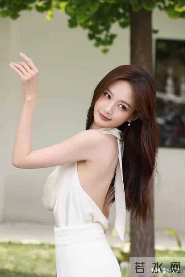 李一桐白色露背连体裤真好看