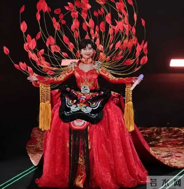 72岁赵雅芝太拼!穿高开叉裙跳“擦边”舞,累到大喘气还敲架子鼓