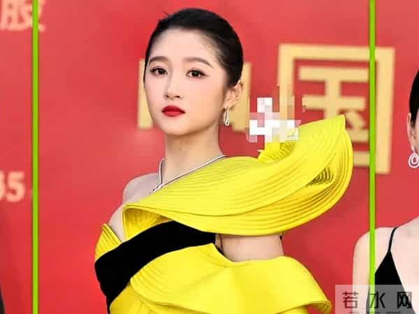 金鸡奖红毯成“照妖镜”!姚晨脸肿蒋勤勤歪嘴,叶童优雅胜出