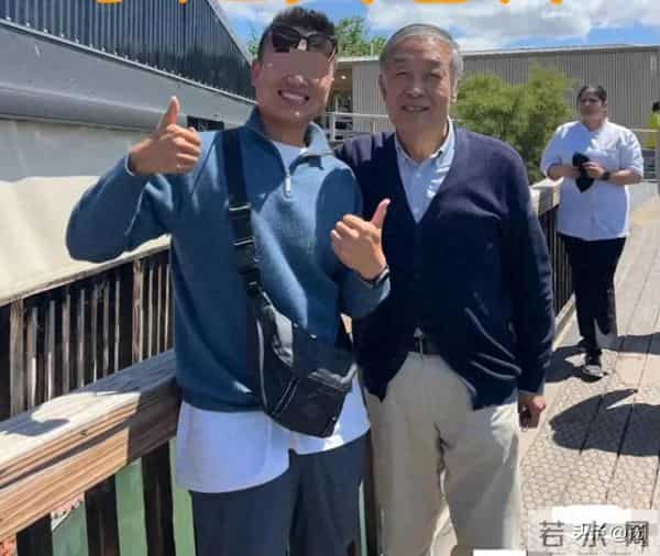 68岁老戏骨李建义新西兰被网友偶遇，年近古稀打扮低调身材硬朗！