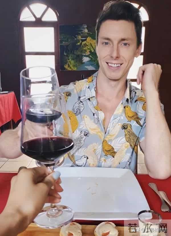 离婚10年后,晒出情侣泳装照的许婧,没给前夫陈赫留一丝“体面”